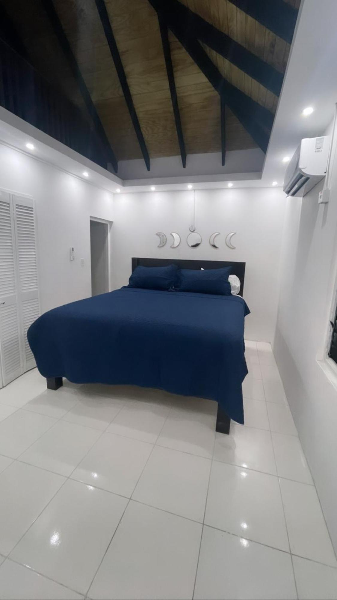 Queens Palace -Montego Bay Airport Suite Exterior photo